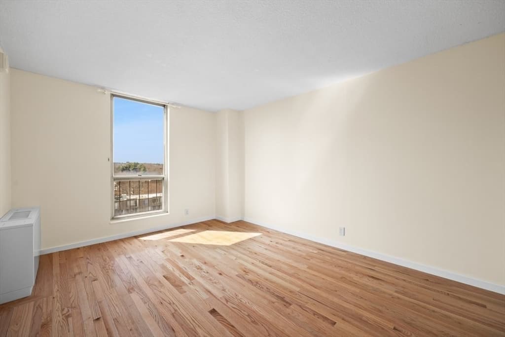 77 Pond Ave #1402 photo 4