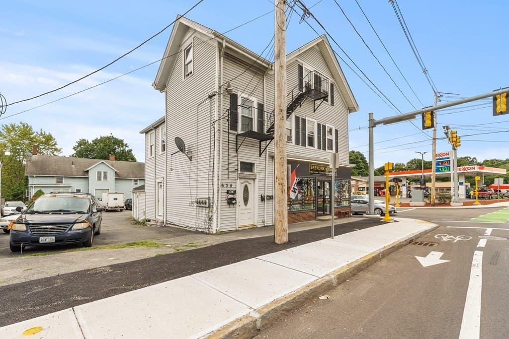 635 - 637 Fall River Ave photo 2