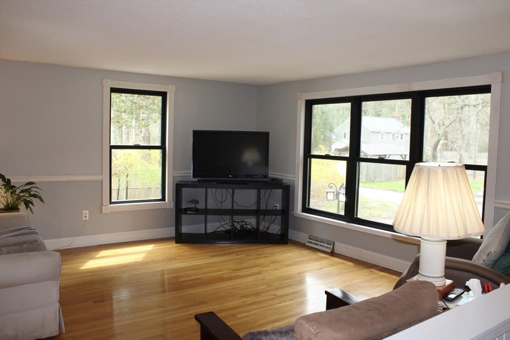 198 Keene St photo 5