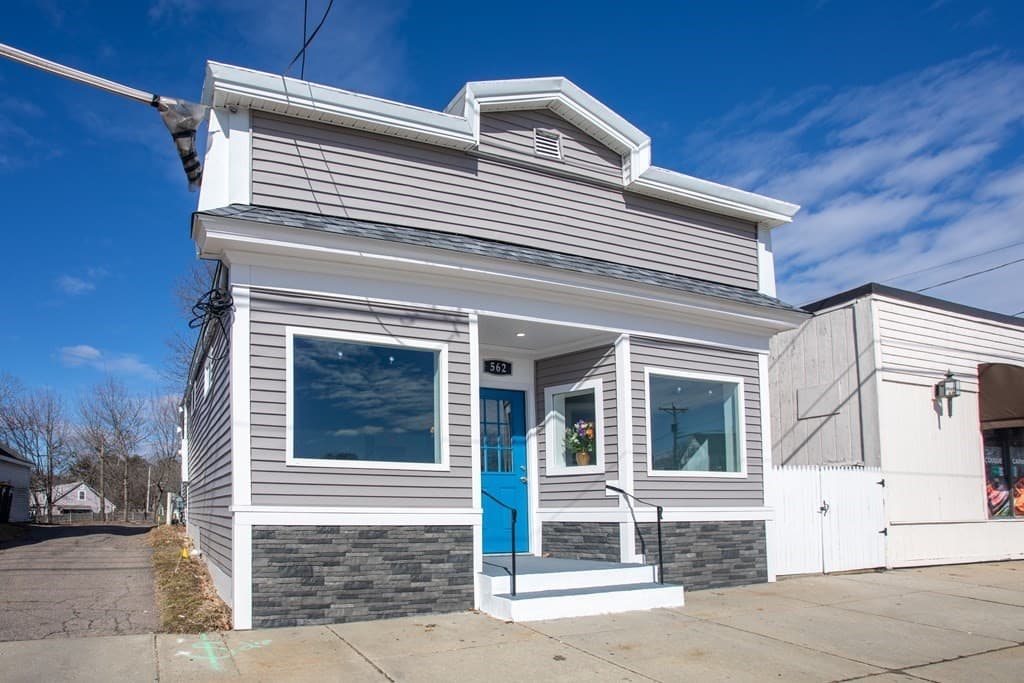562 Washington St photo 2