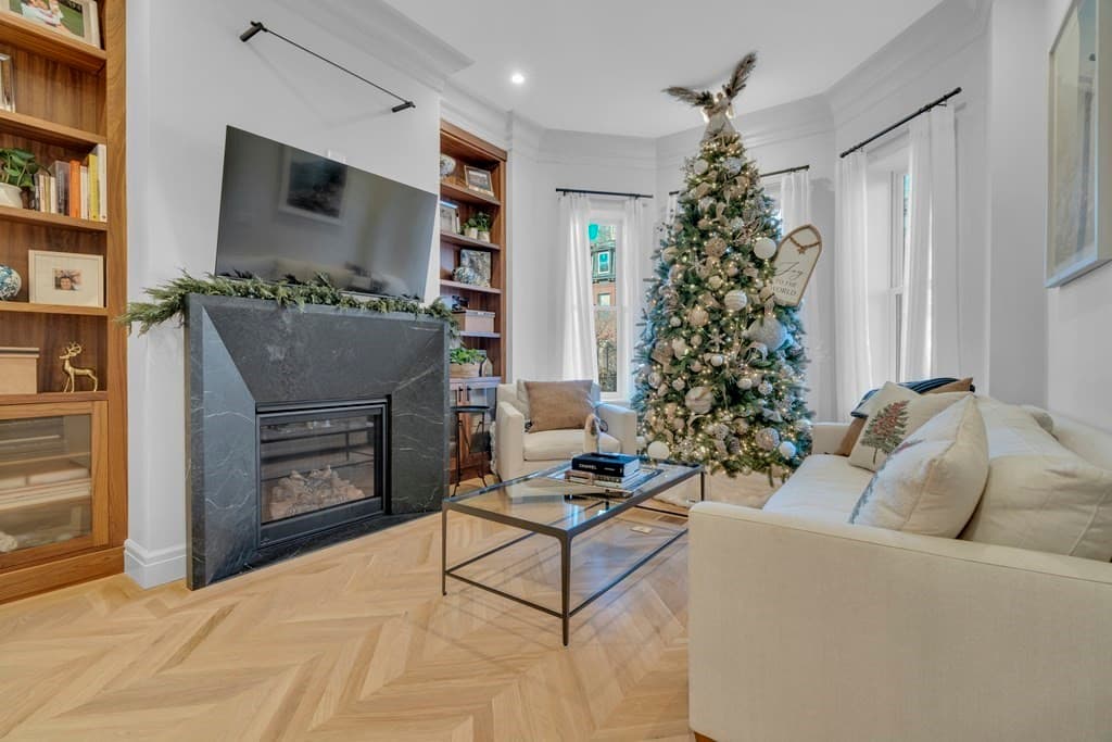 352 Marlborough St photo 3