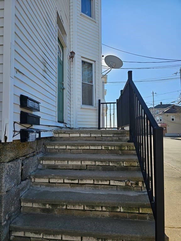 940 Rodman St photo 2