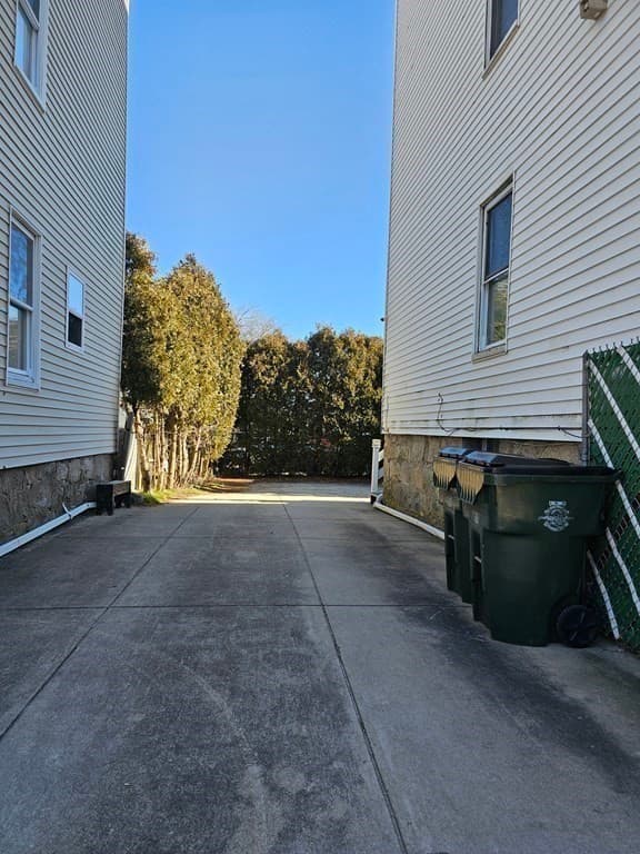 940 Rodman St photo 3