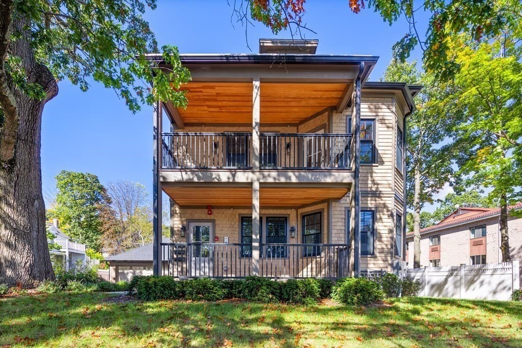 144 Linden St #B photo 2