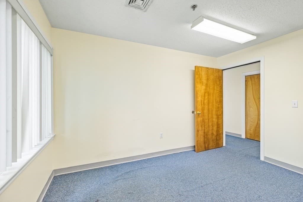 475 School St #17 photo 4