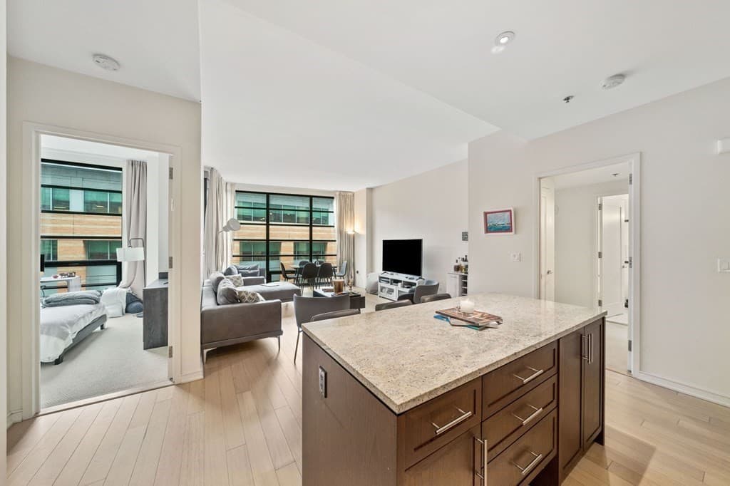 580 Washington St #806 photo 2