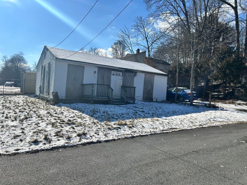 300 Jarry St.