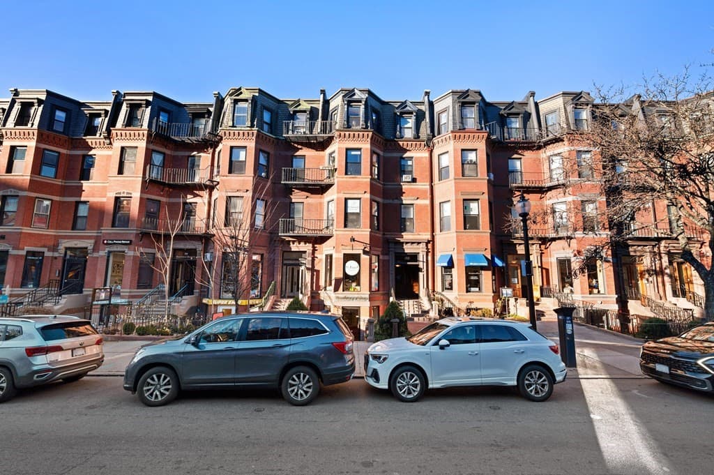 215 Newbury St photo 3