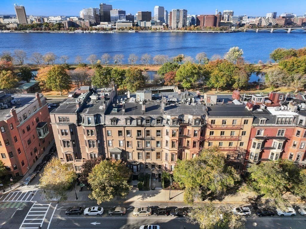 226 Beacon St photo 3
