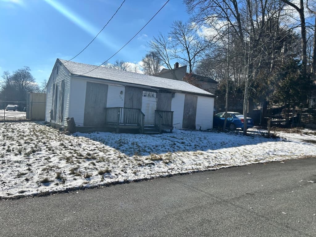 300 Jarry St.
