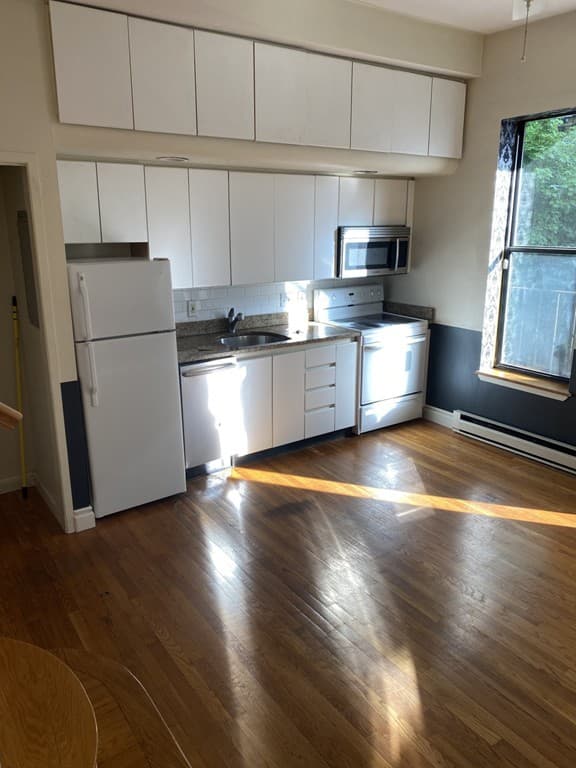 16 Wellington Street #4 photo 3