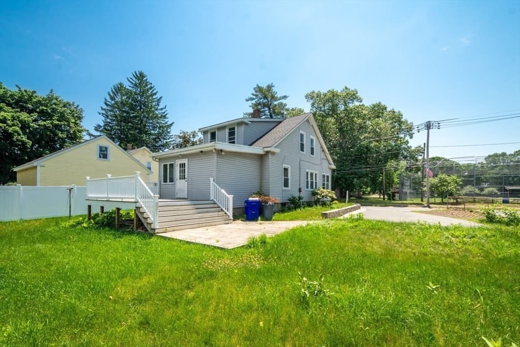 138 Great Rd photo 3