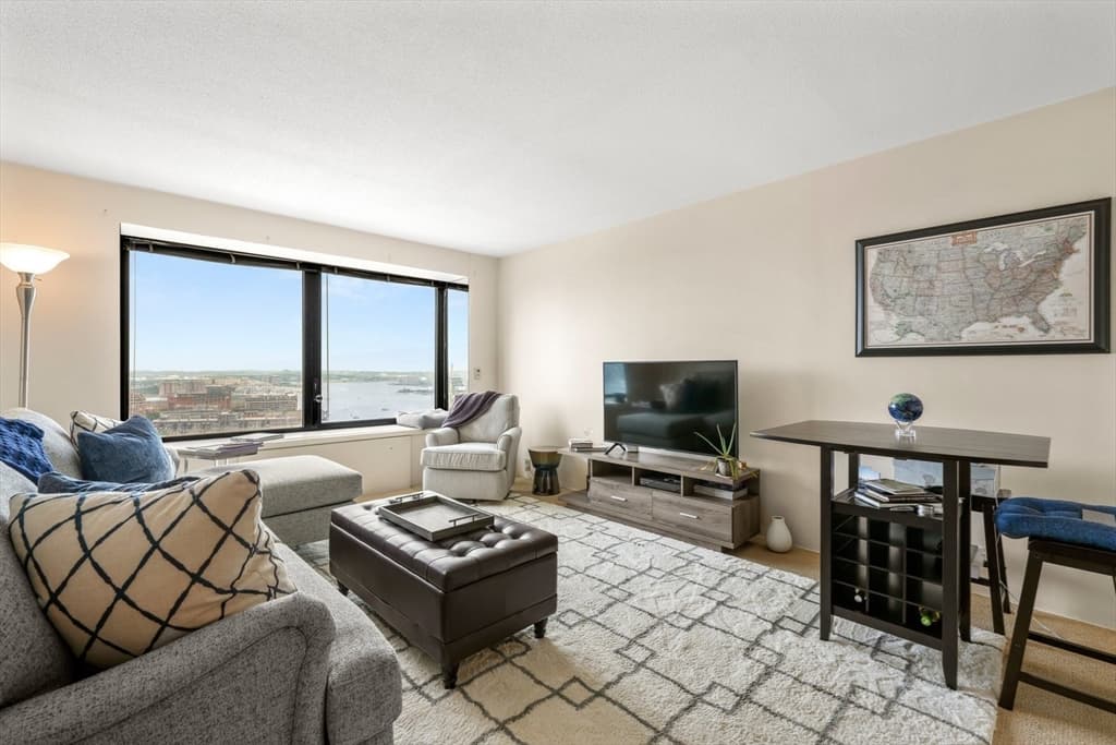 85 E India Row #25A photo 2