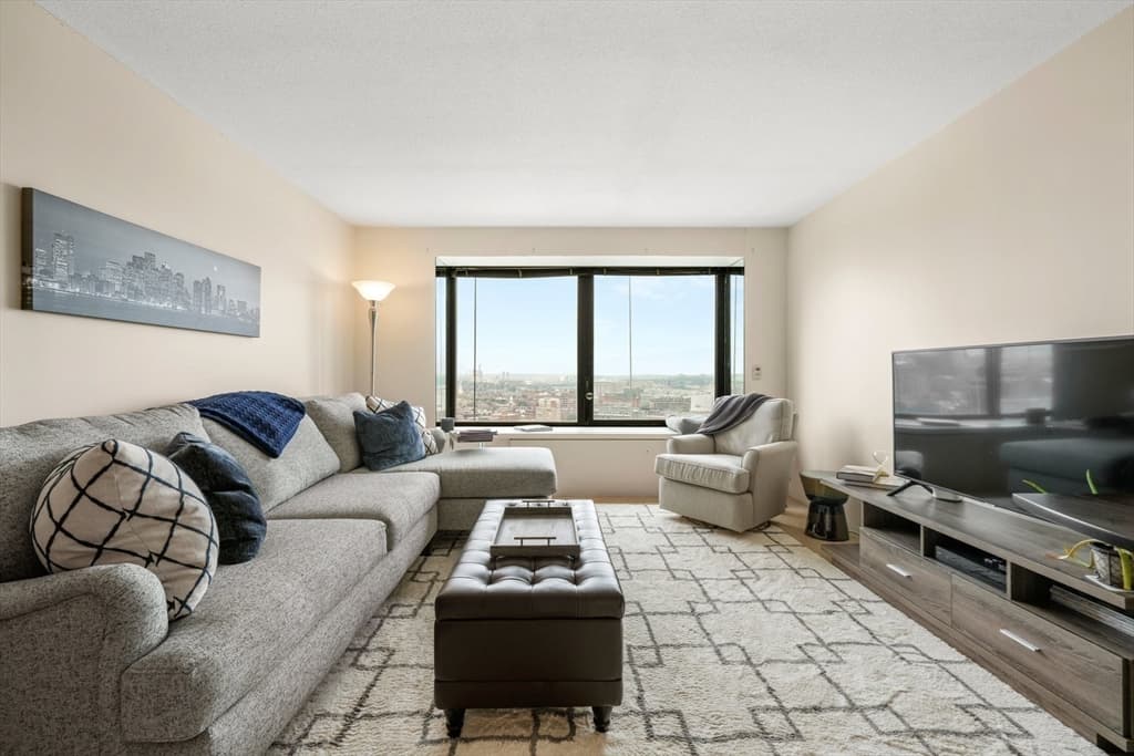 85 E India Row #25A photo 4