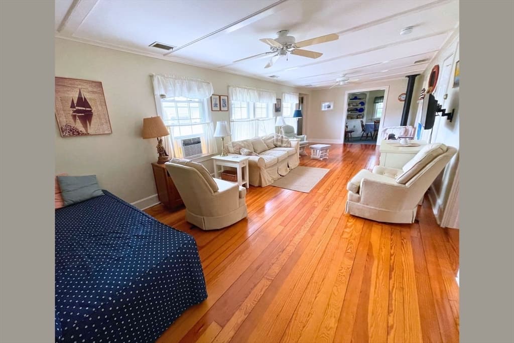48 Angelica Ave photo 2