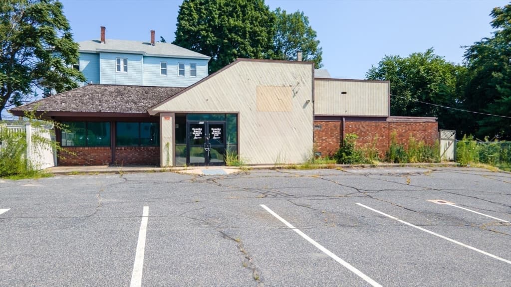 675 Main St photo 2