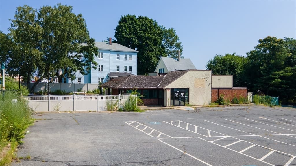 675 Main St photo 3