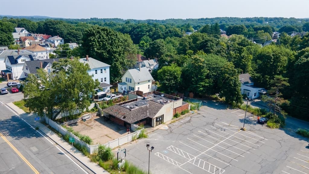 675 Main St photo 4