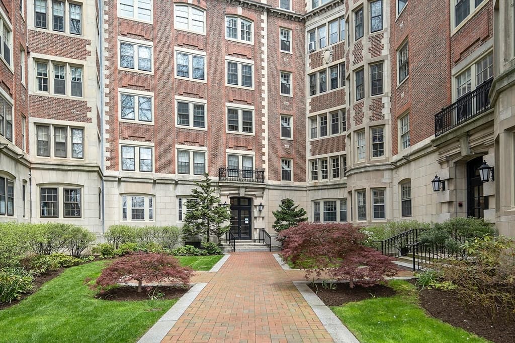 984 Memorial Drive #304 photo 2