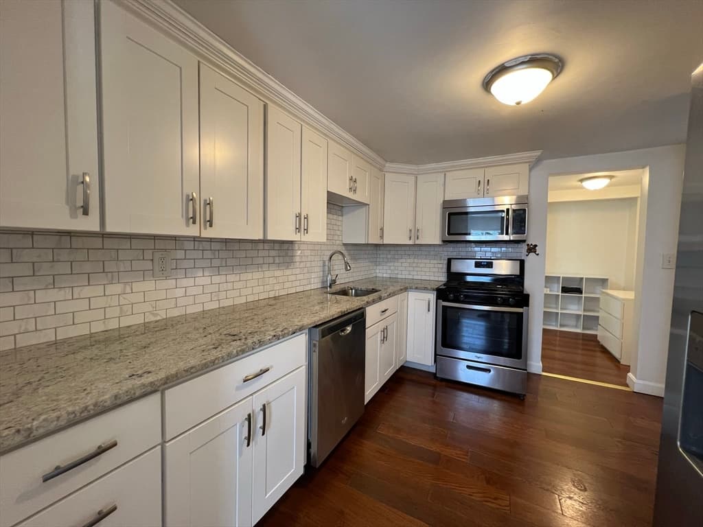 904 Middle St photo 2