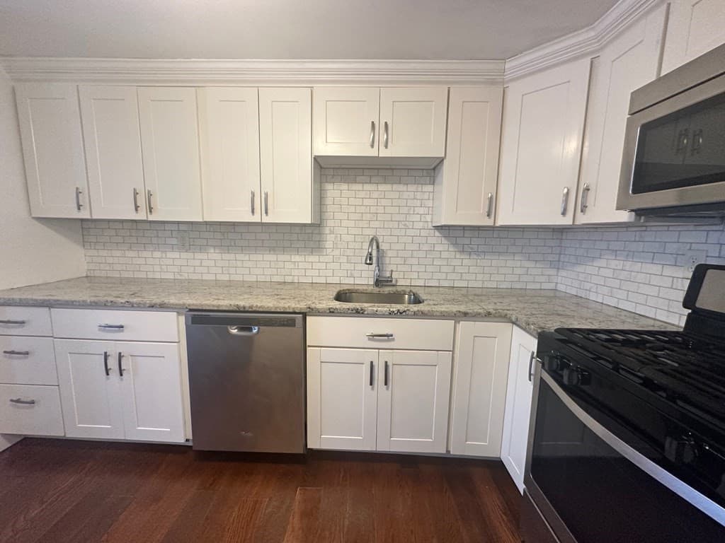 904 Middle St photo 3
