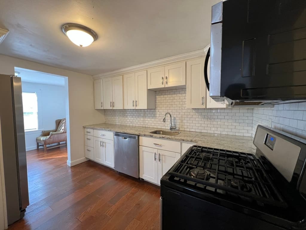 904 Middle St photo 4
