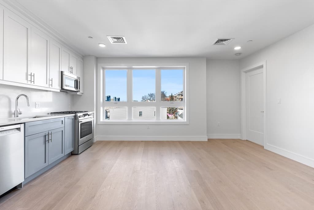 301 Border Street #401