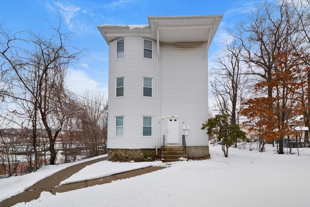 15/15A King Philip Rd photo 3