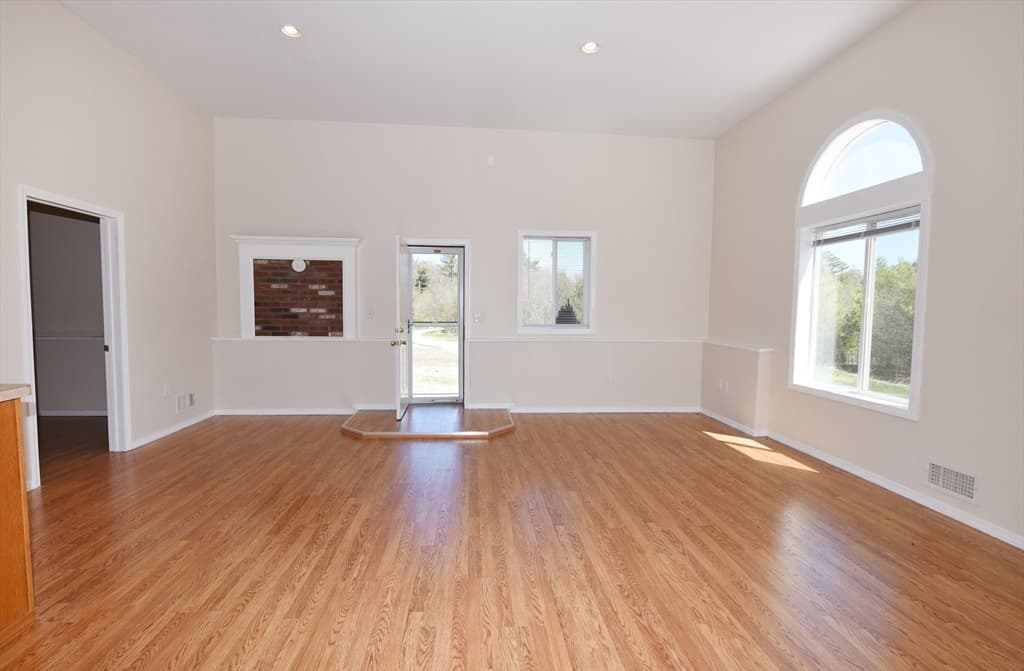202 Lakeside Rd #1