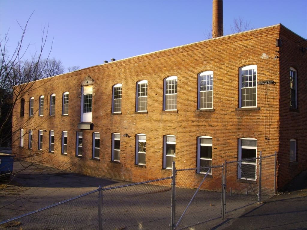 24 East Main St photo 5