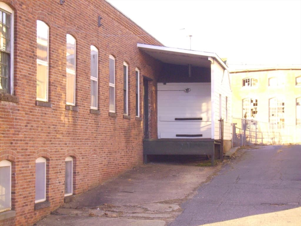 24 East Main St photo 4