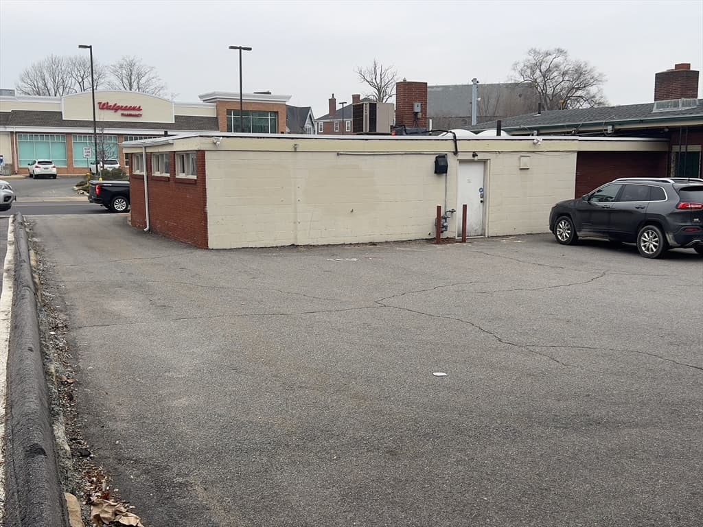 54 Winthrop St photo 4