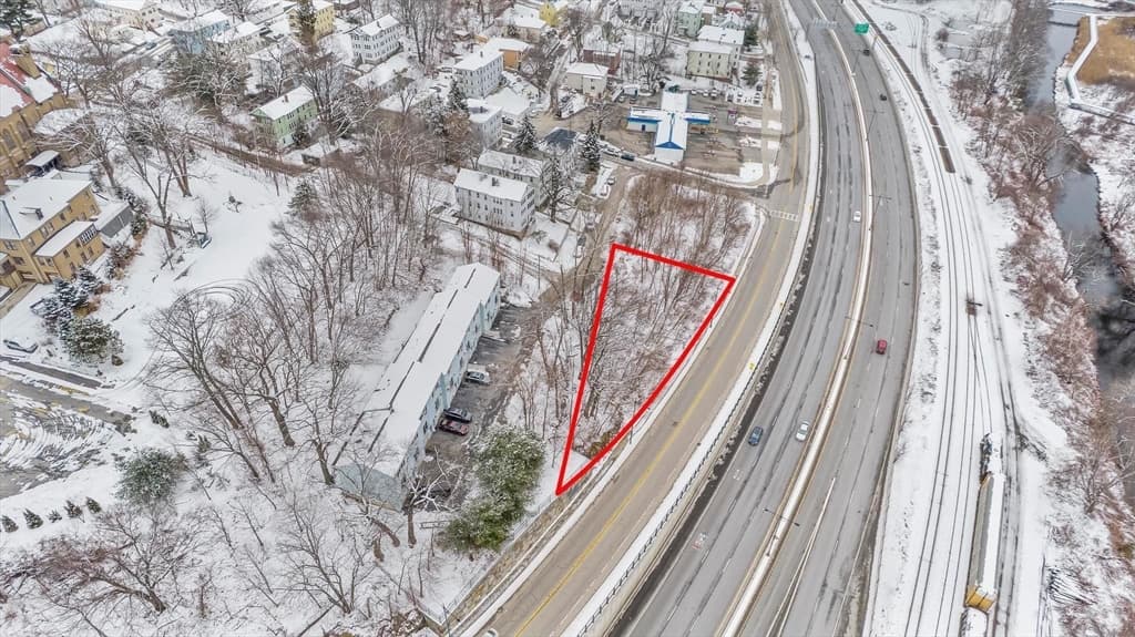 569 Millbury St photo 2