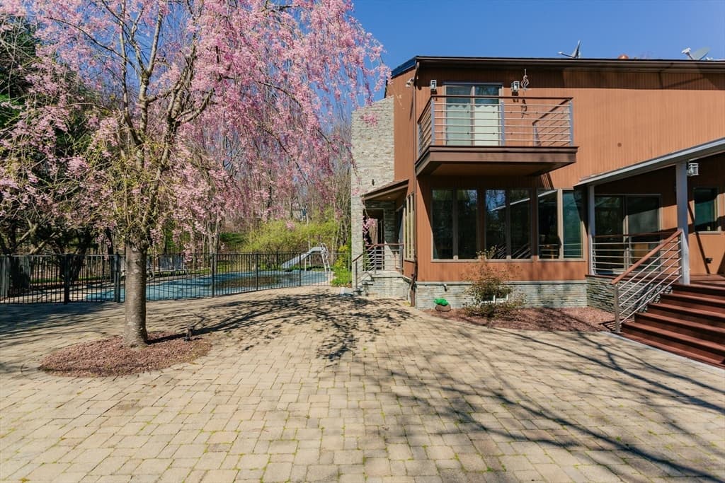 342 Green St photo 3