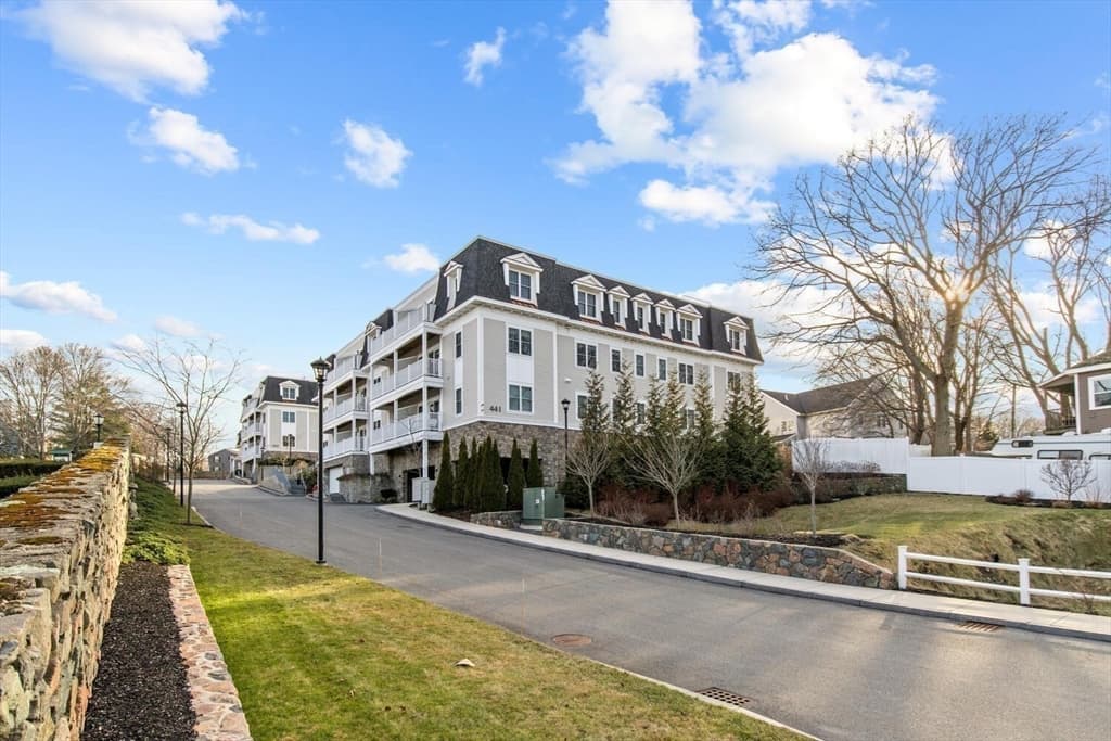 445 Essex St #301 photo 3