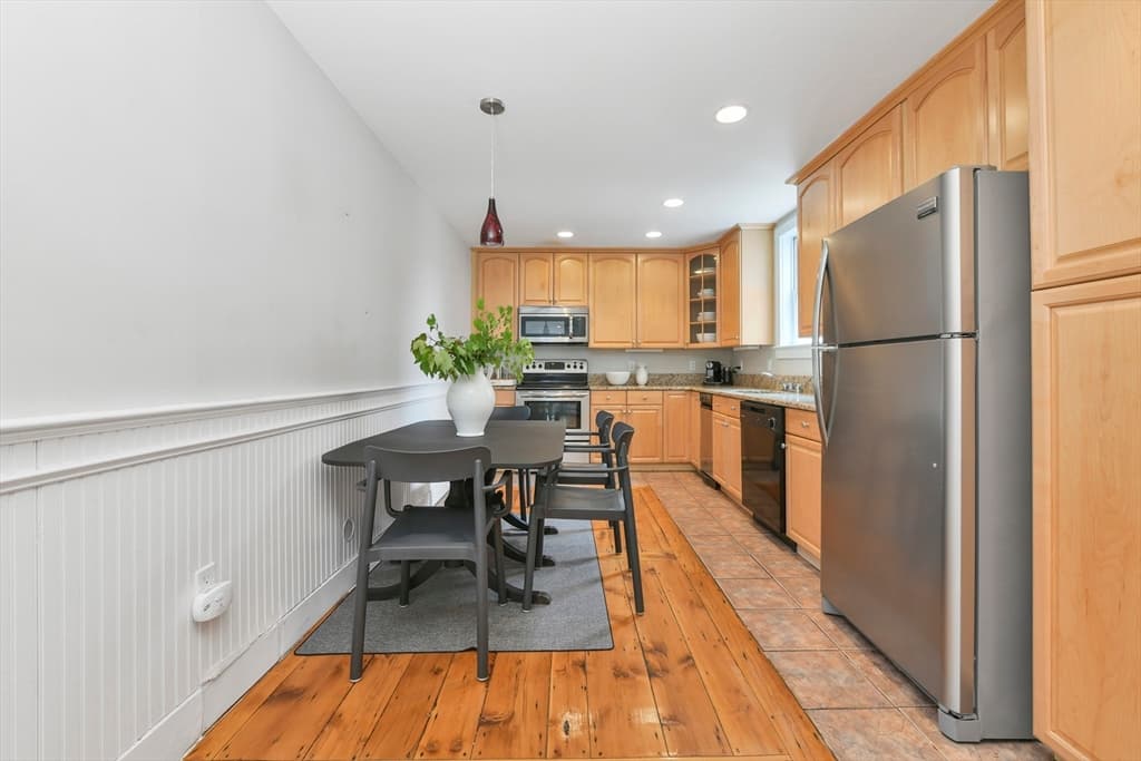 93 Dresser St photo 2