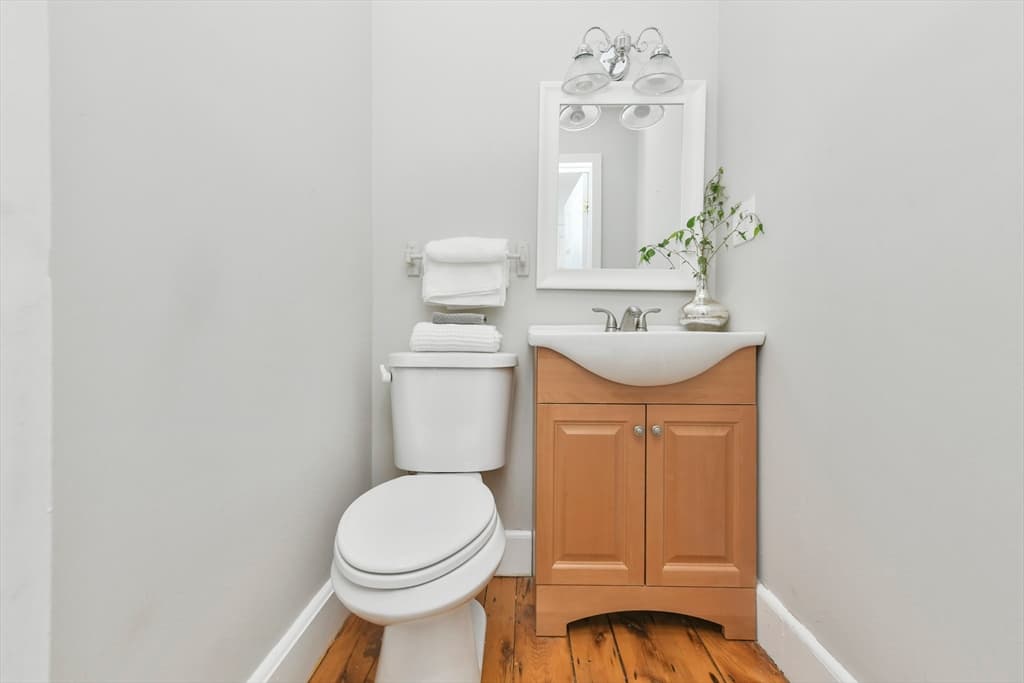93 Dresser St photo 4