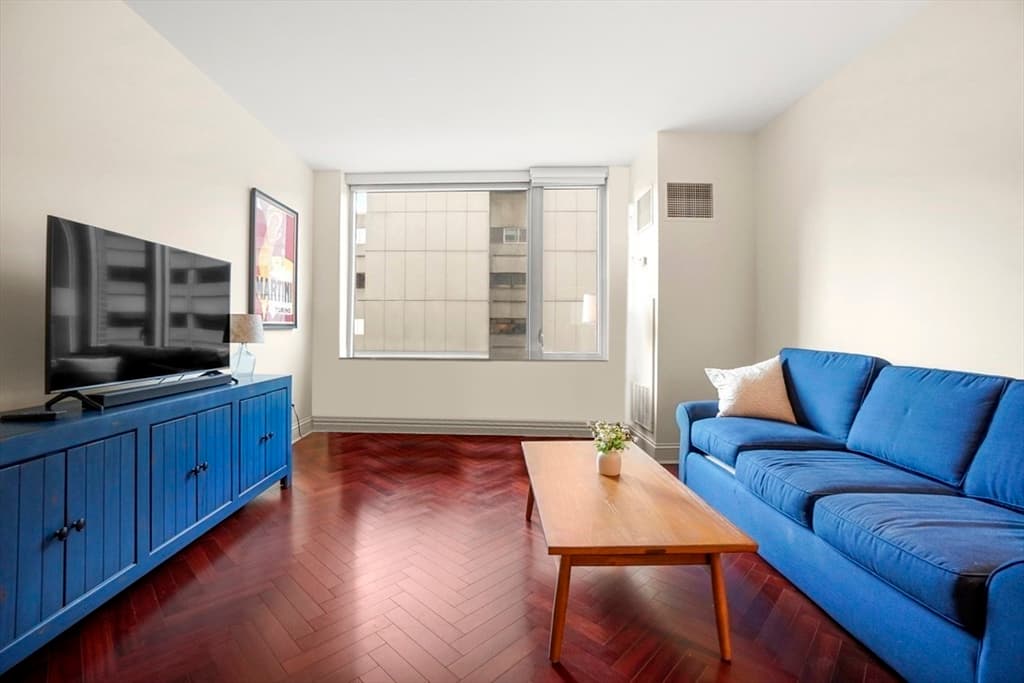 1 Charles St S #609