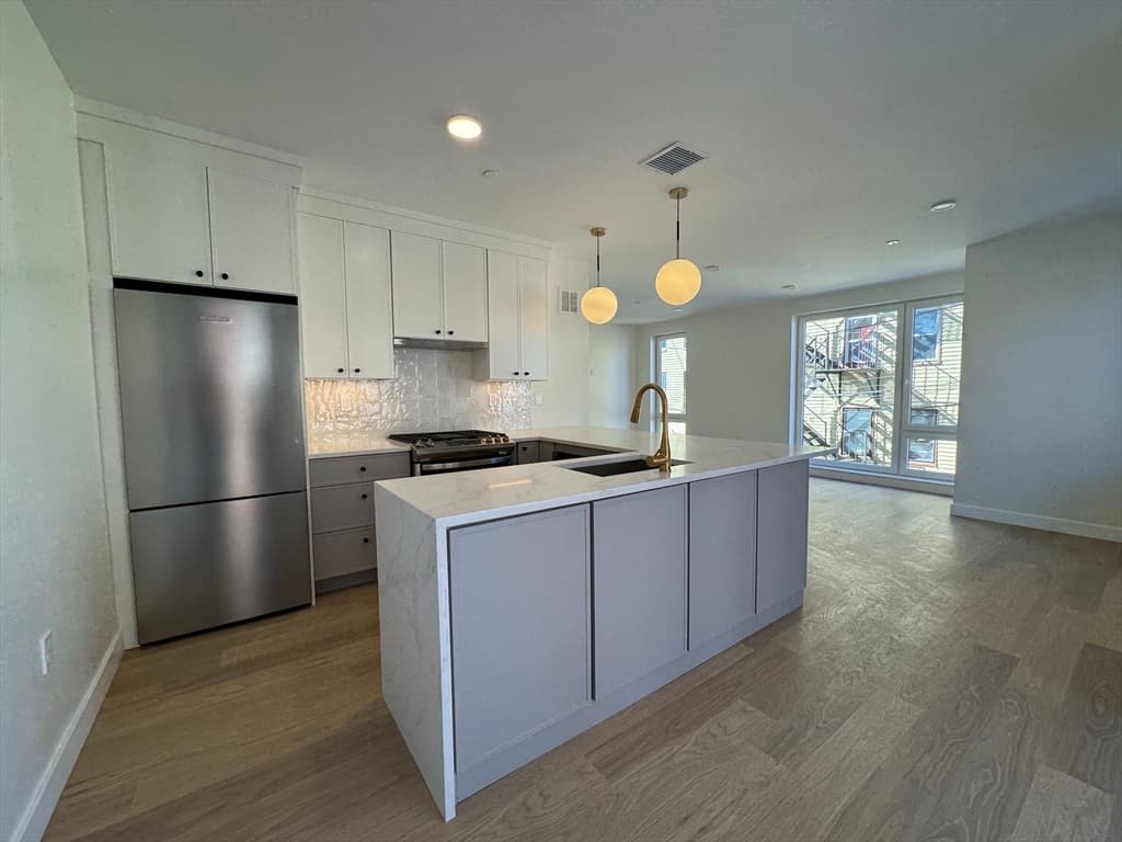 389 Sumner St #202 photo 2