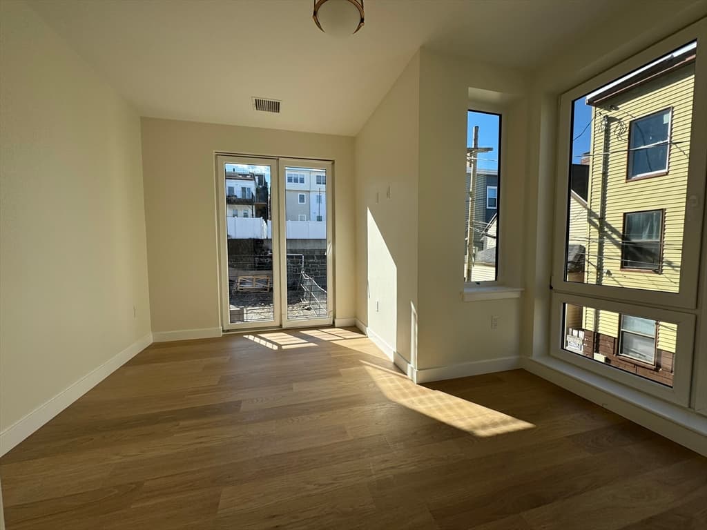 389 Sumner St #202 photo 5