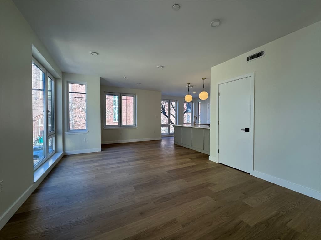 389 Sumner St #202 photo 4