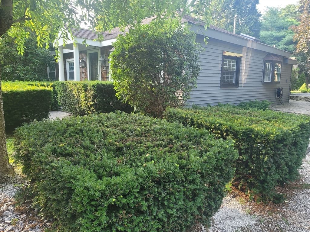 31-33 Mathews Dr photo 2