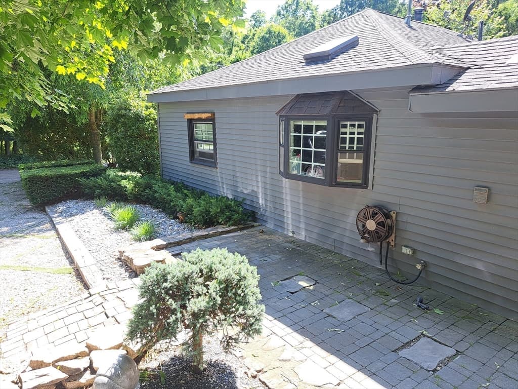 31-33 Mathews Dr photo 3