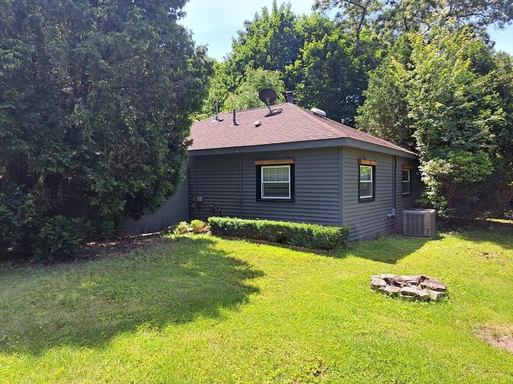 31-33 Mathews Dr photo 5