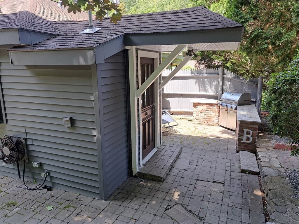 31-33 Mathews Dr photo 4