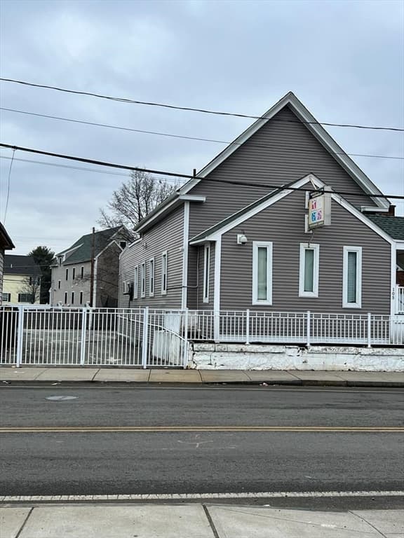 105 Pleasant St photo 2