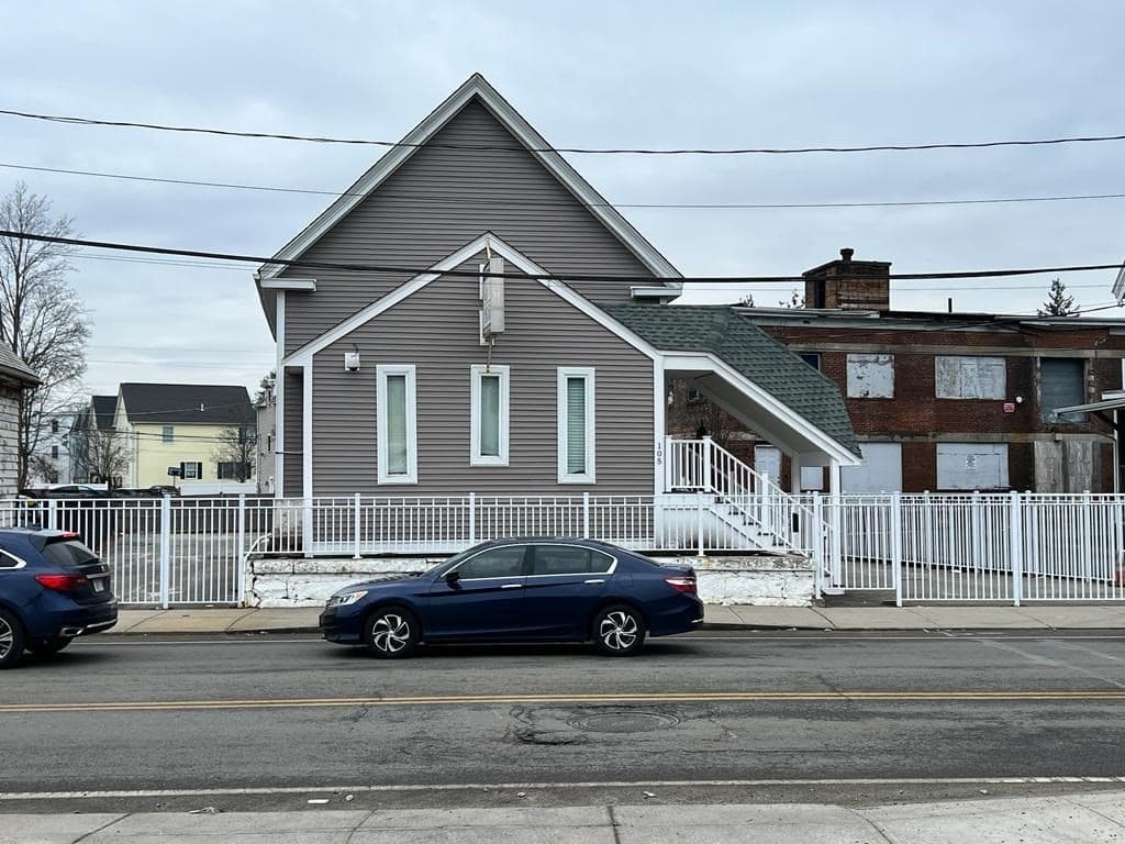 105 Pleasant St photo 3