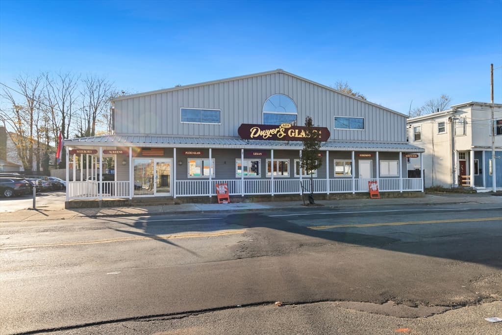 658 N Main St photo 2