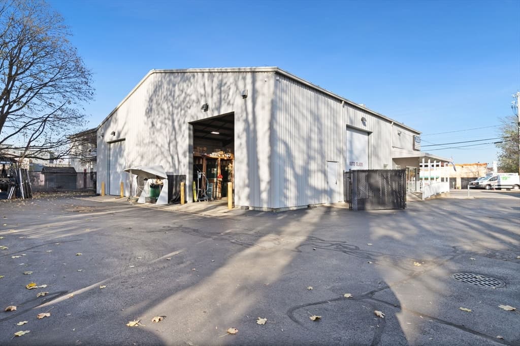 658 N Main St photo 5