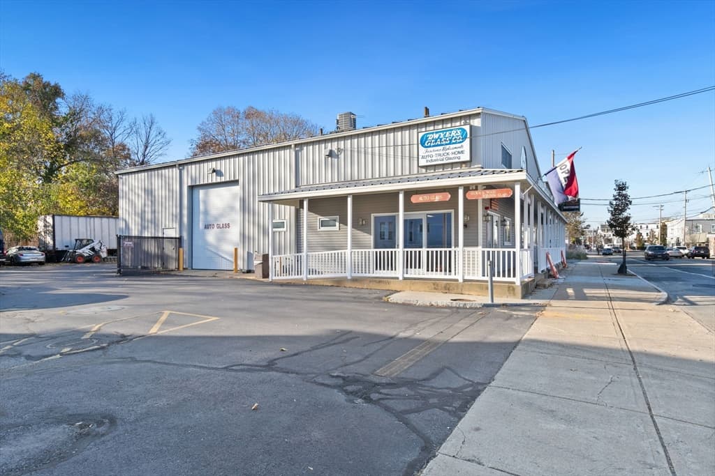 658 N Main St photo 4